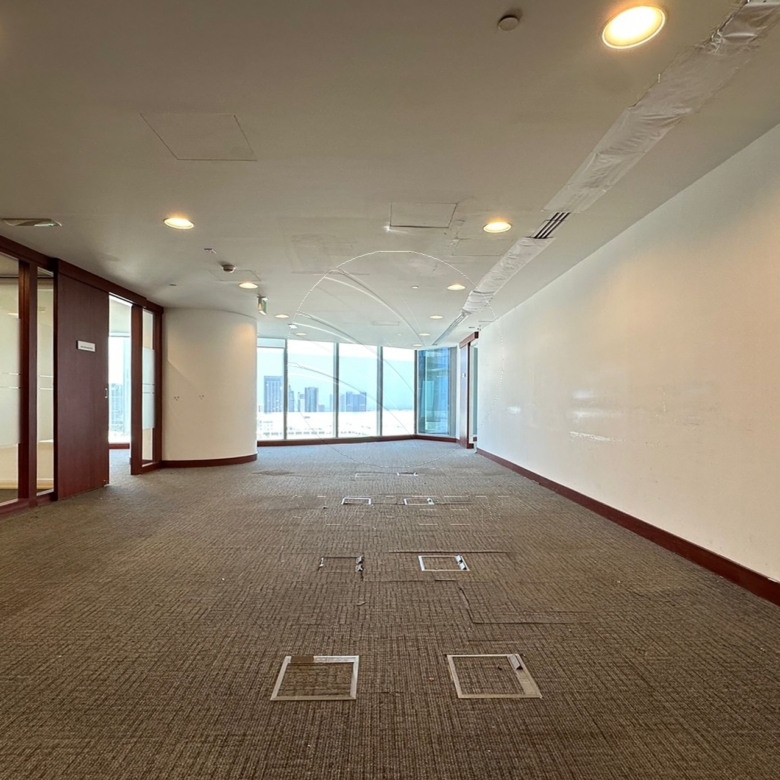 High Level Fitted Office Facing the Canal