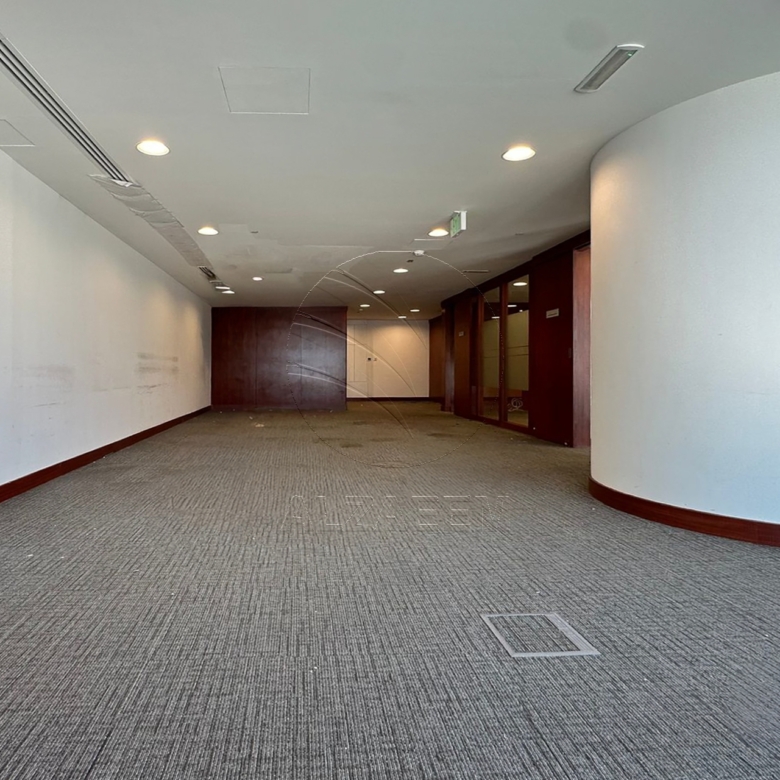 High Level Fitted Office Facing the Canal