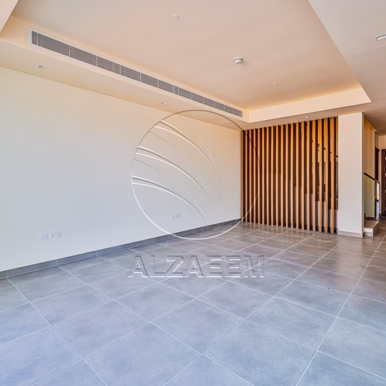 √ HOT! Single Row – Mid Unit | VACANT √