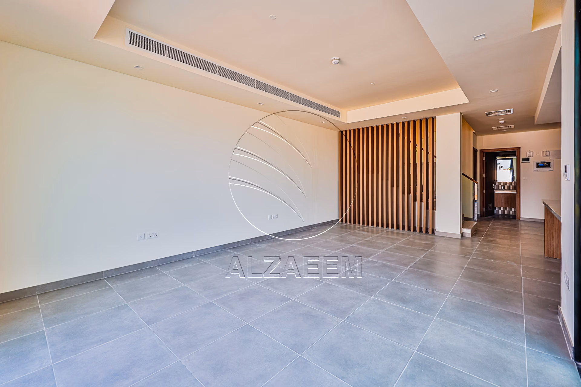 √ HOT! Single Row – Mid Unit | VACANT √