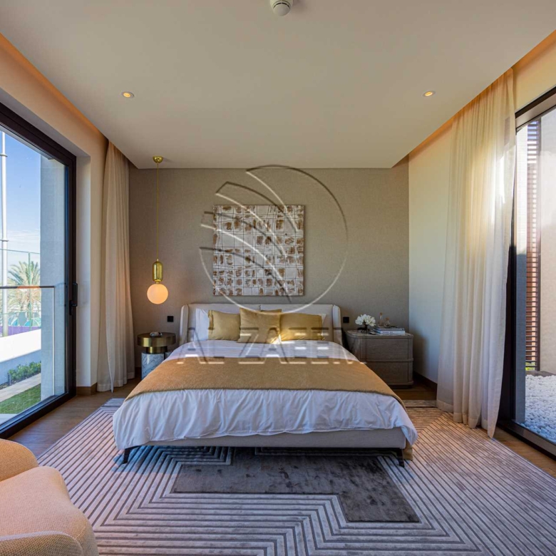 √Luxury Living | High Ceiling | Single Row Corner√