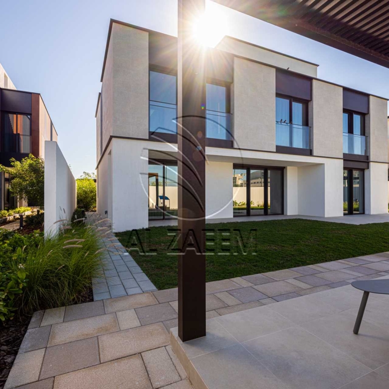 √Luxury Living | High Ceiling | Single Row Corner√