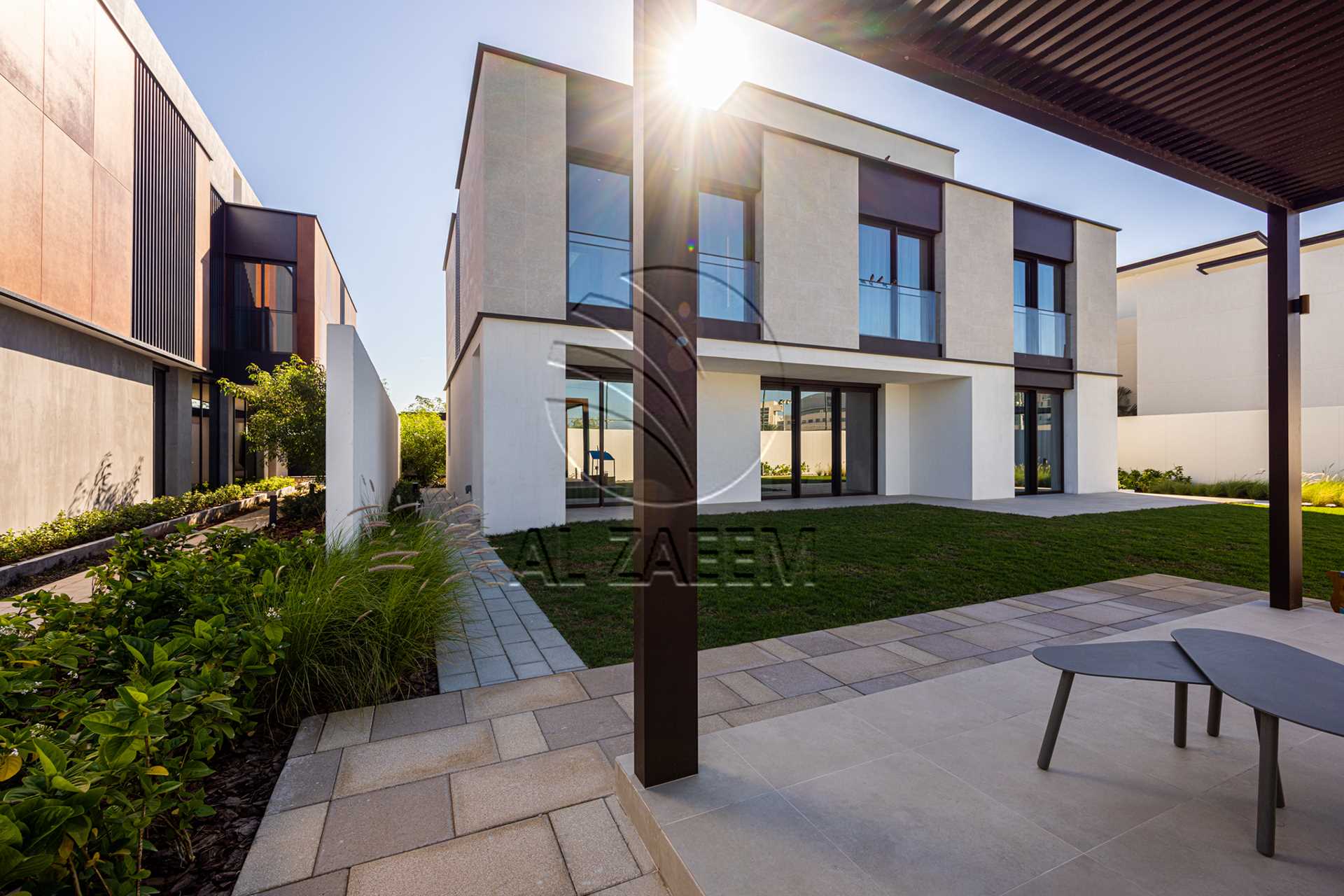 √Luxury Living | High Ceiling | Single Row Corner√