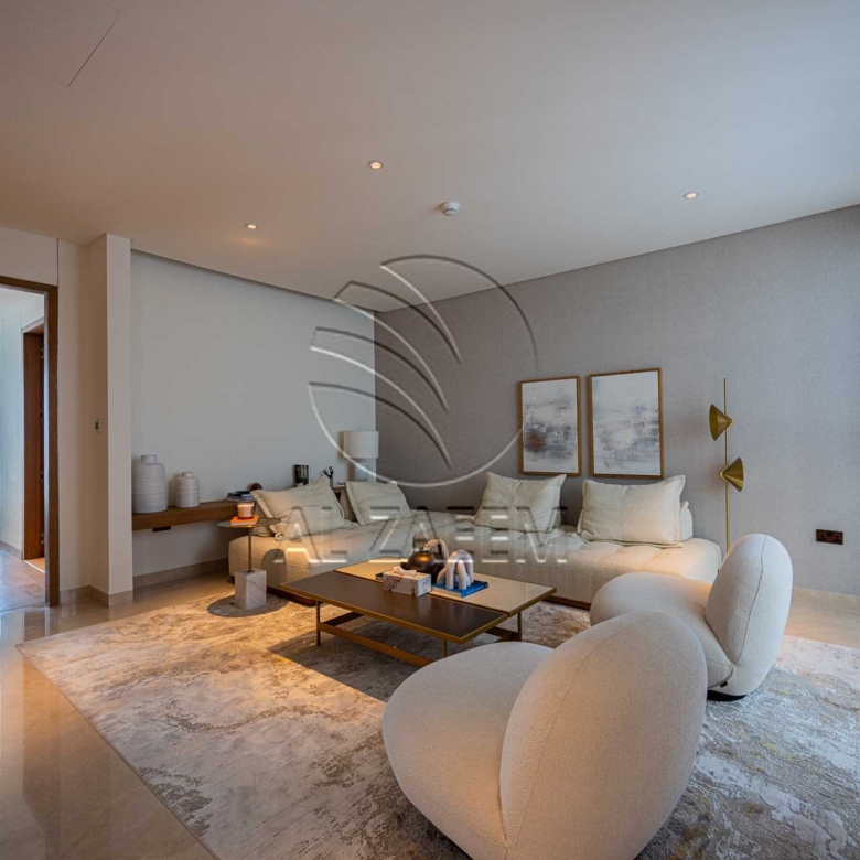 √Luxury Living | High Ceiling | Single Row Corner√