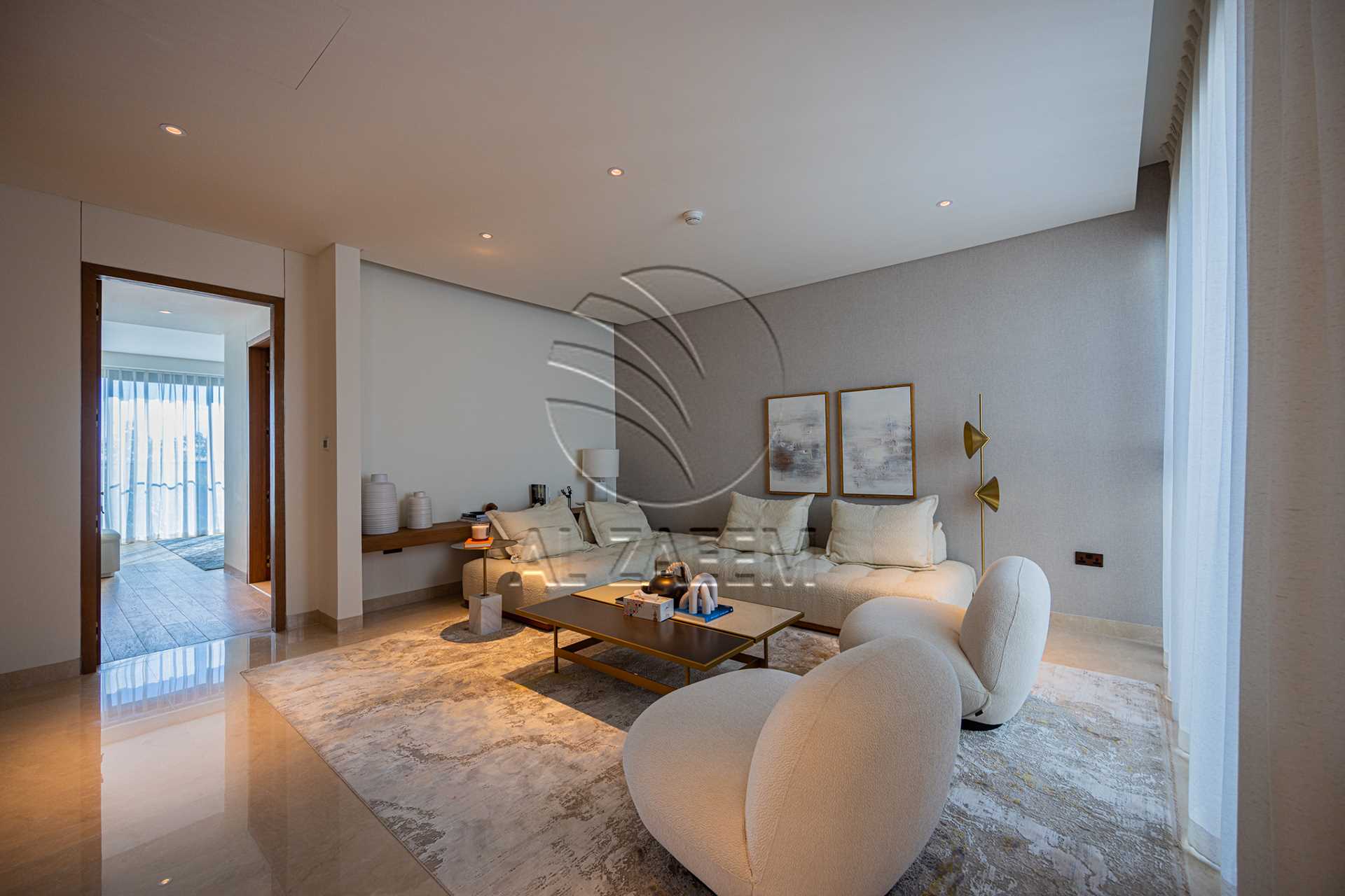√Luxury Living | High Ceiling | Single Row Corner√