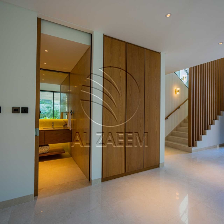√Luxury Living | High Ceiling | Single Row Corner√