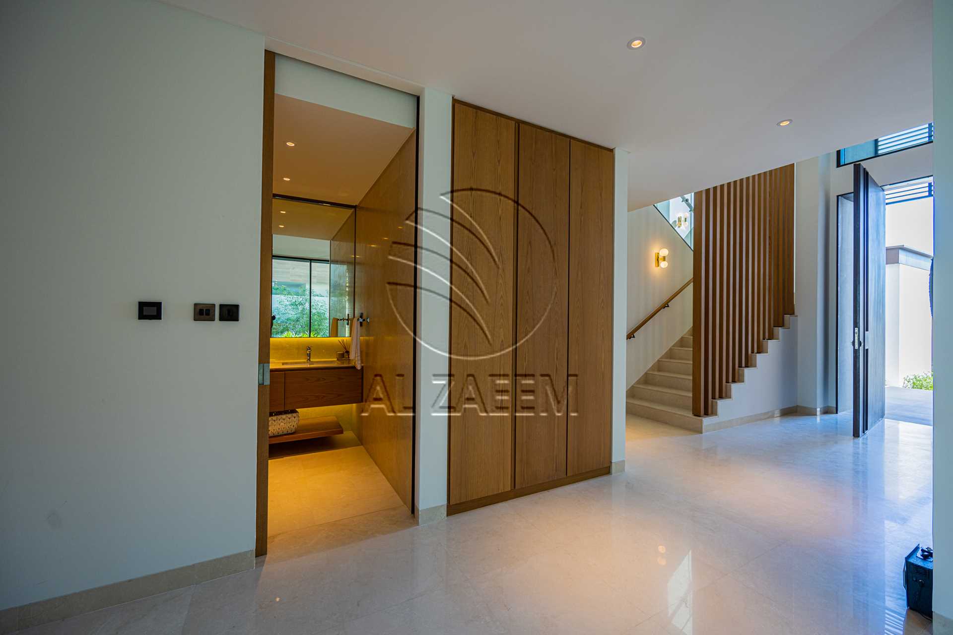 √Luxury Living | High Ceiling | Single Row Corner√