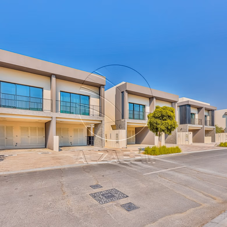 √ HOT! Single Row – Mid Unit | VACANT √