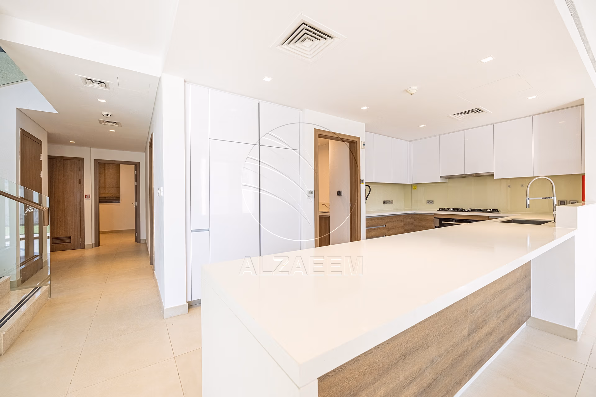 √Huge Corner Unit | VACANT | Steps from the Park√