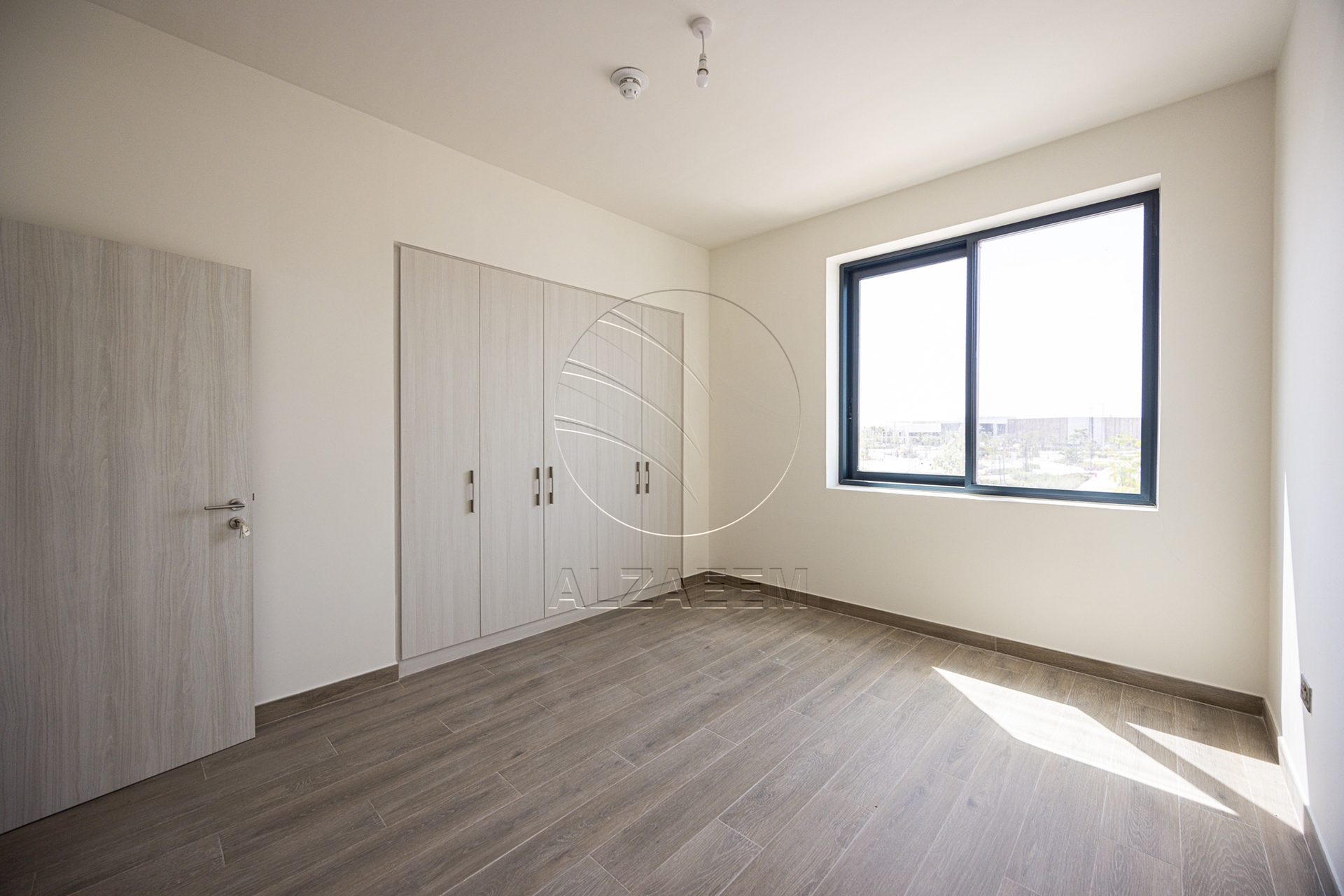 VACANT! 3BR TH | Prime Location | Modern Design