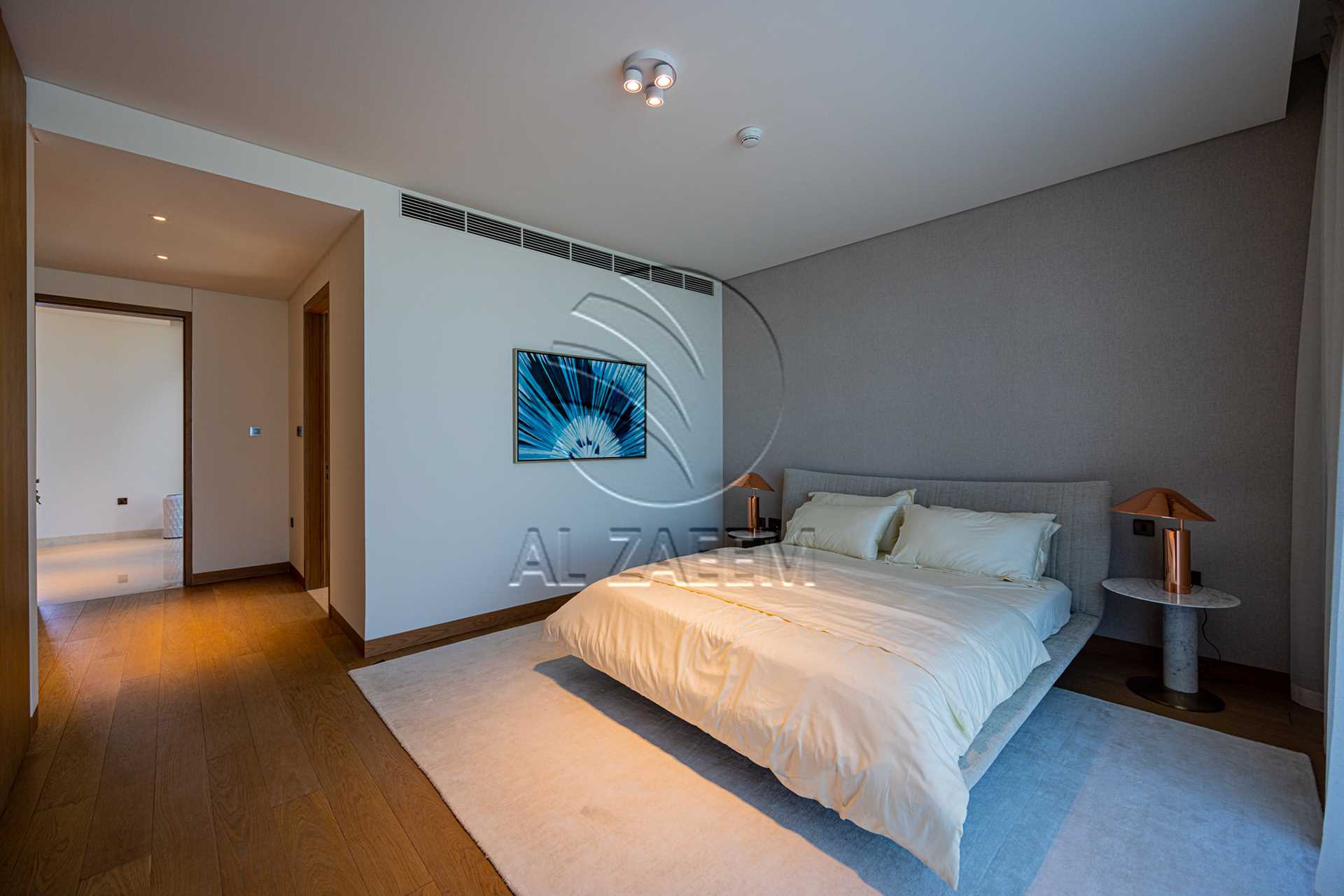 √Luxury Living | High Ceiling | Single Row Corner√