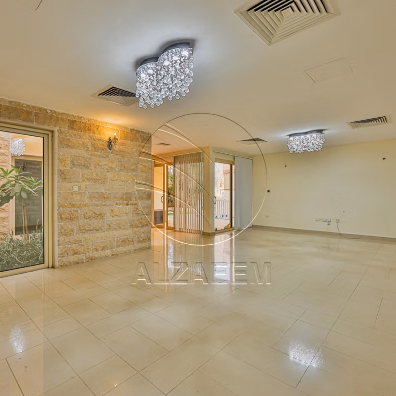 √ Private Pool | Type A | Tenanted | CORNER √