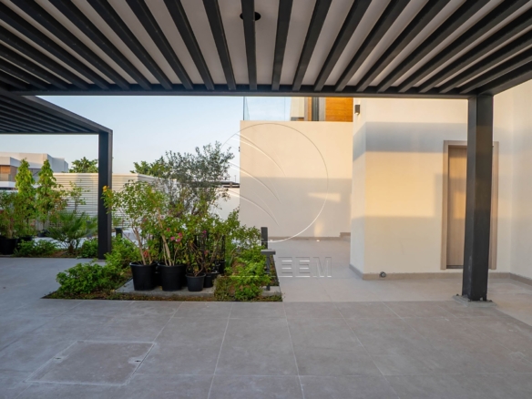 High Quality Upgraded Villa | Single Row | VACANT