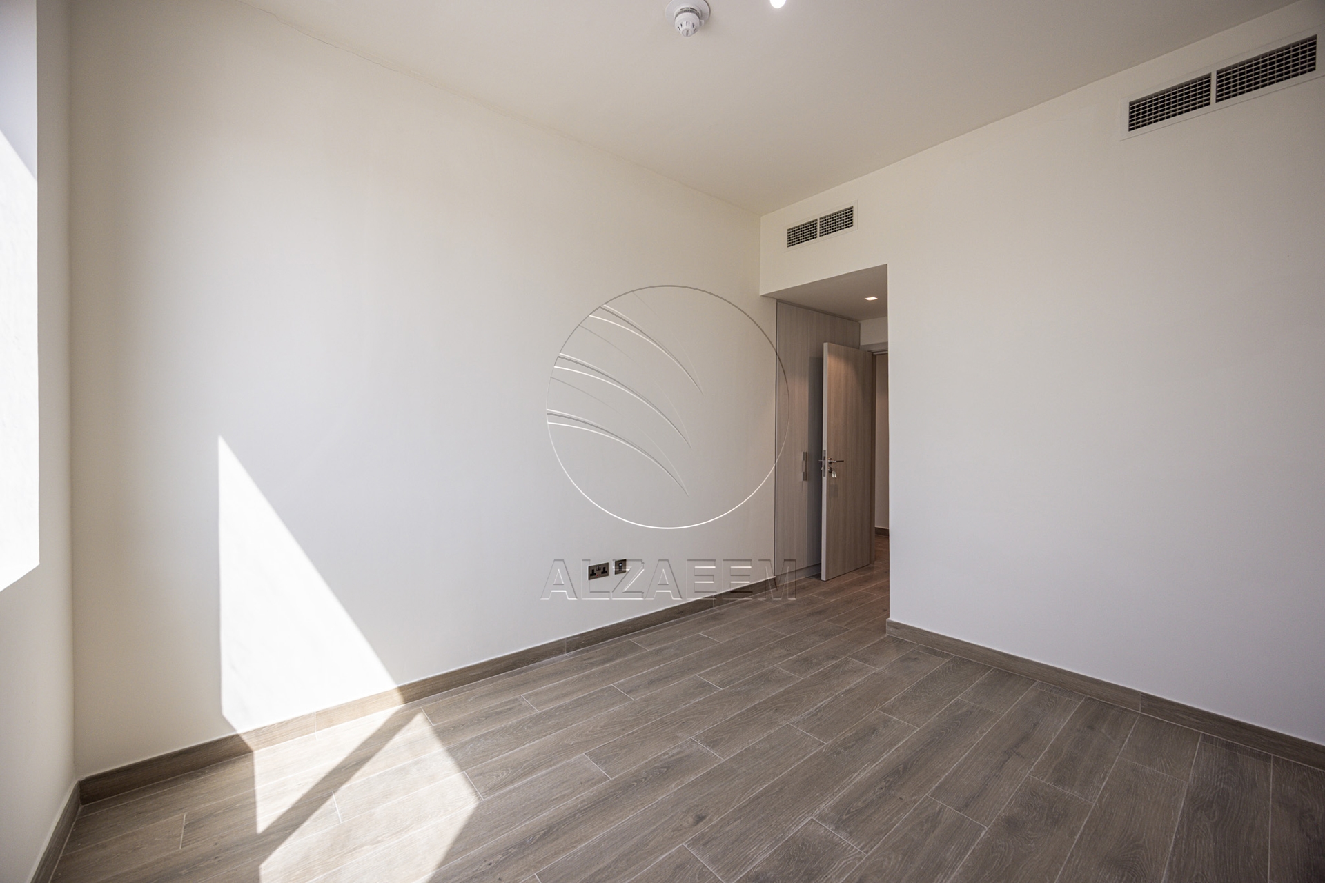 VACANT! 3BR TH | Prime Location | Modern Design