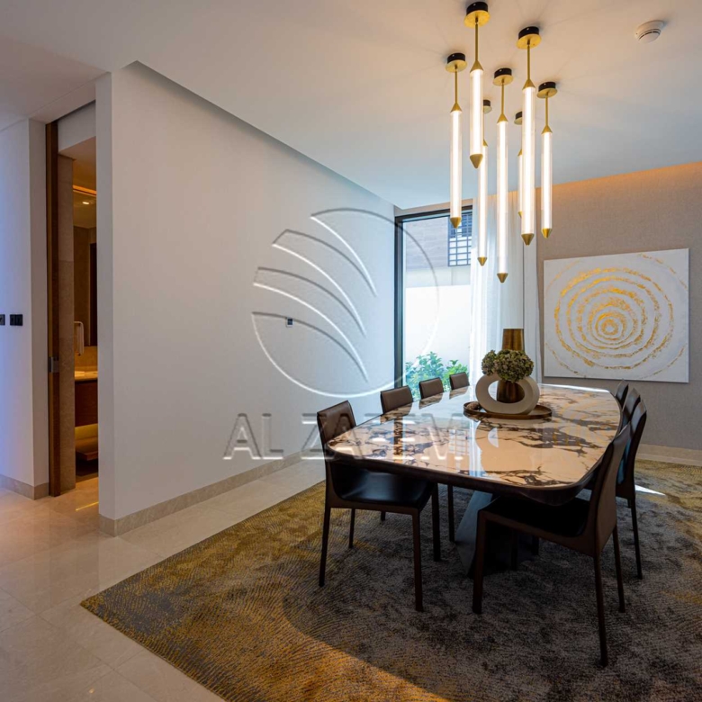 √Luxury Living | High Ceiling | Single Row Corner√