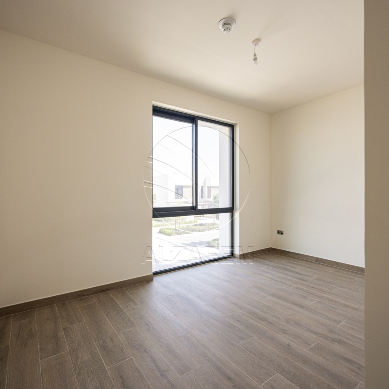 VACANT 3BR TH | Prime Location | FURNISHED!