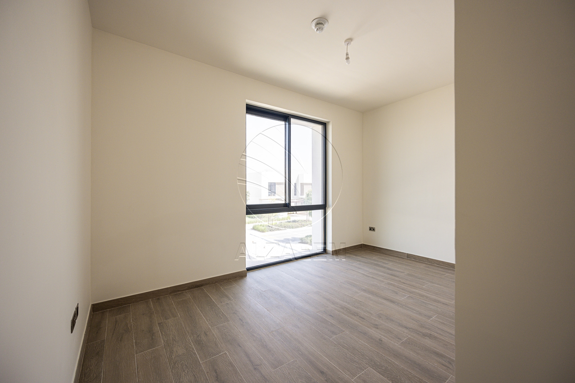 VACANT 3BR TH | Prime Location | FURNISHED!