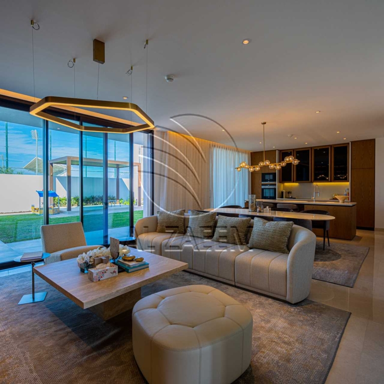 √Luxury Living | High Ceiling | Single Row Corner√