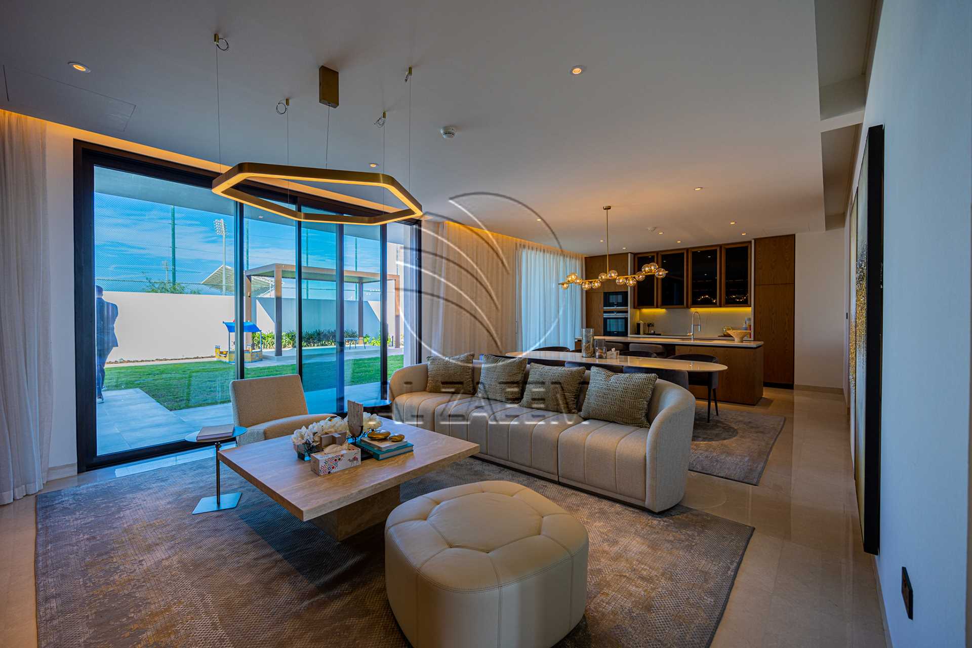 √Luxury Living | High Ceiling | Single Row Corner√