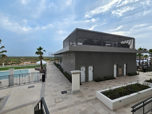 High Floor | 2+M | Partial Golf + Community View