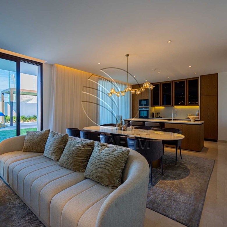 √Luxury Living | High Ceiling | Single Row Corner√