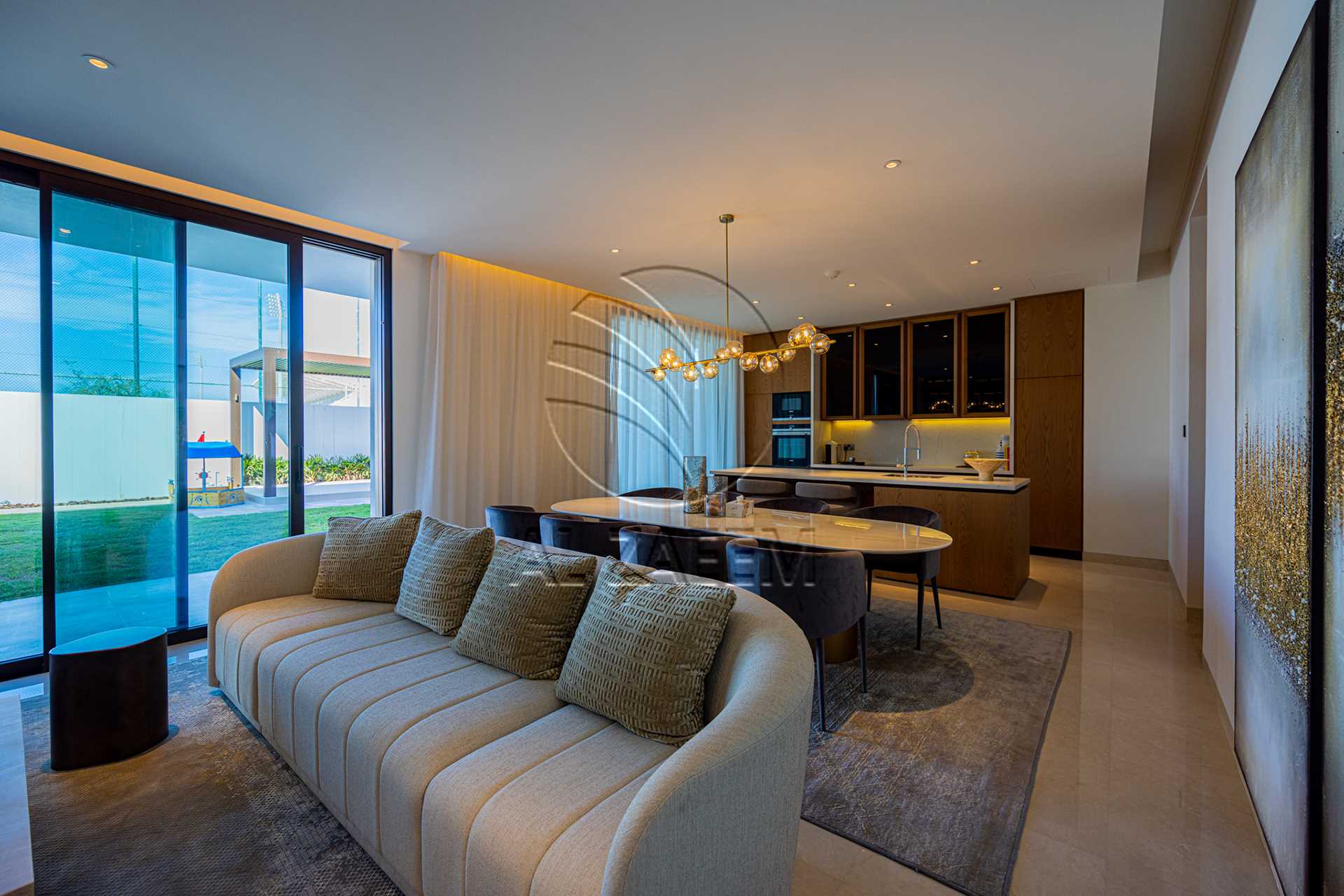 √Luxury Living | High Ceiling | Single Row Corner√