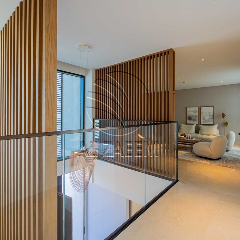√Luxury Living | High Ceiling | Single Row Corner√