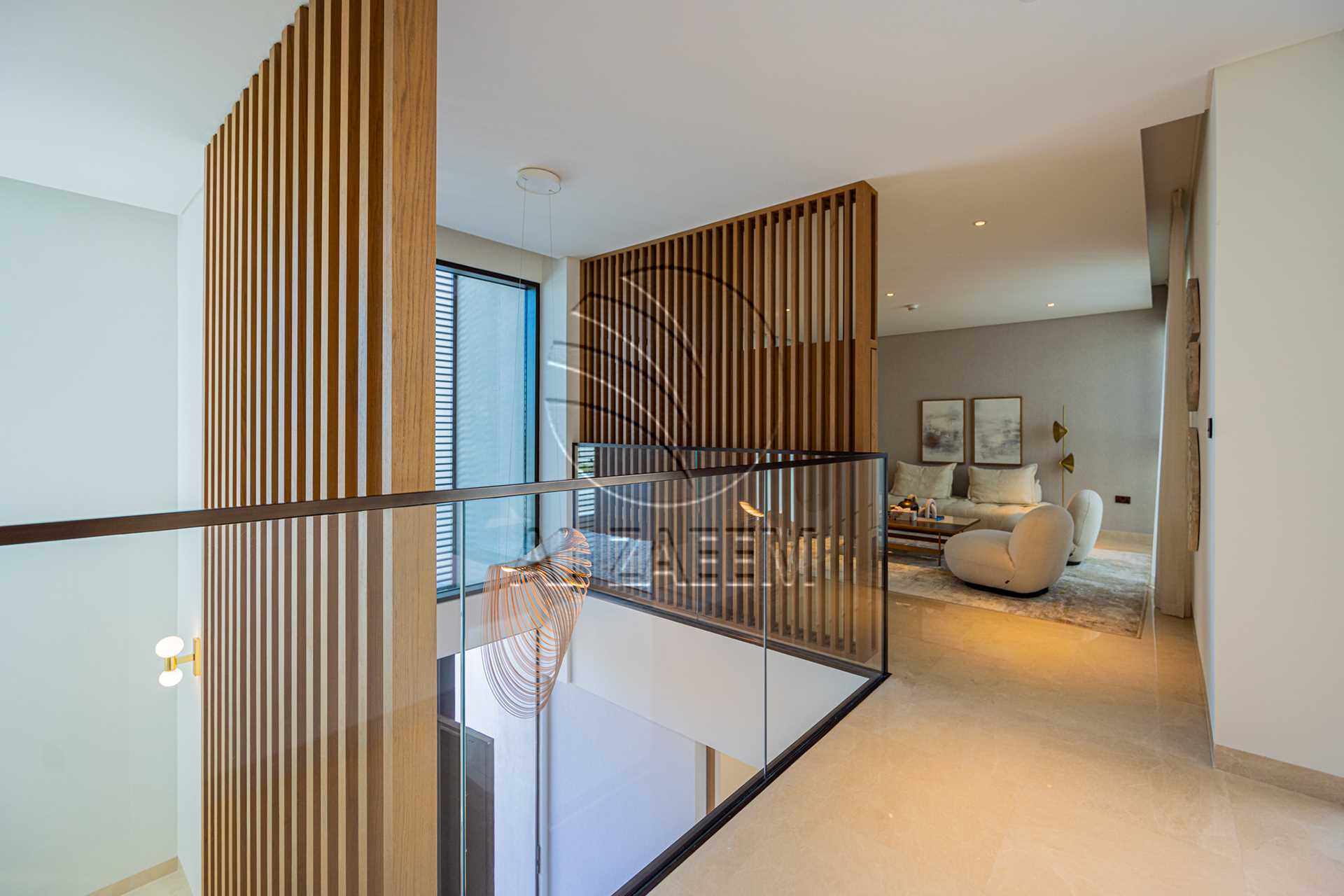 √Luxury Living | High Ceiling | Single Row Corner√
