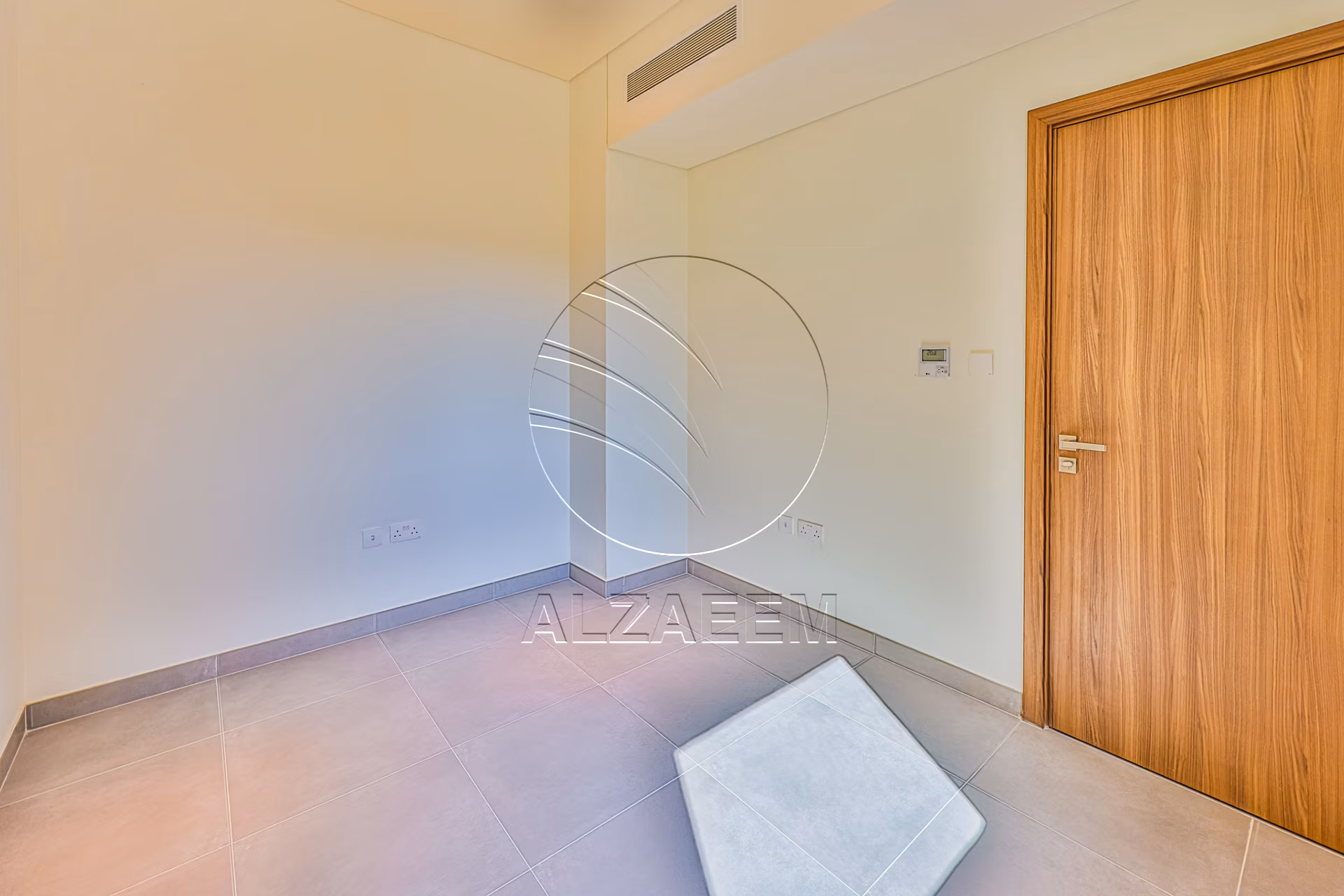 √ HOT! Single Row – Mid Unit | VACANT √