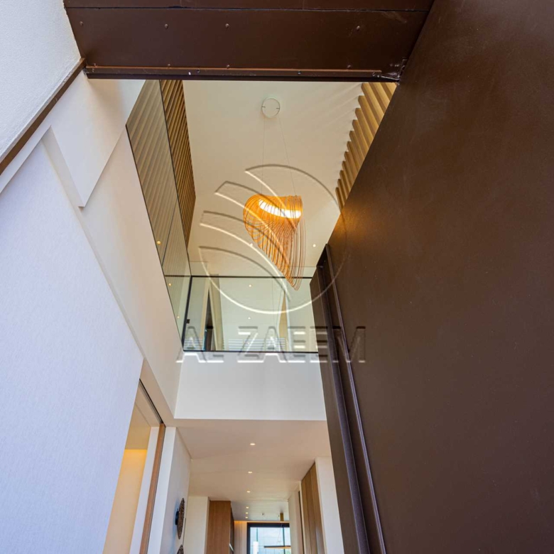 √Luxury Living | High Ceiling | Single Row Corner√