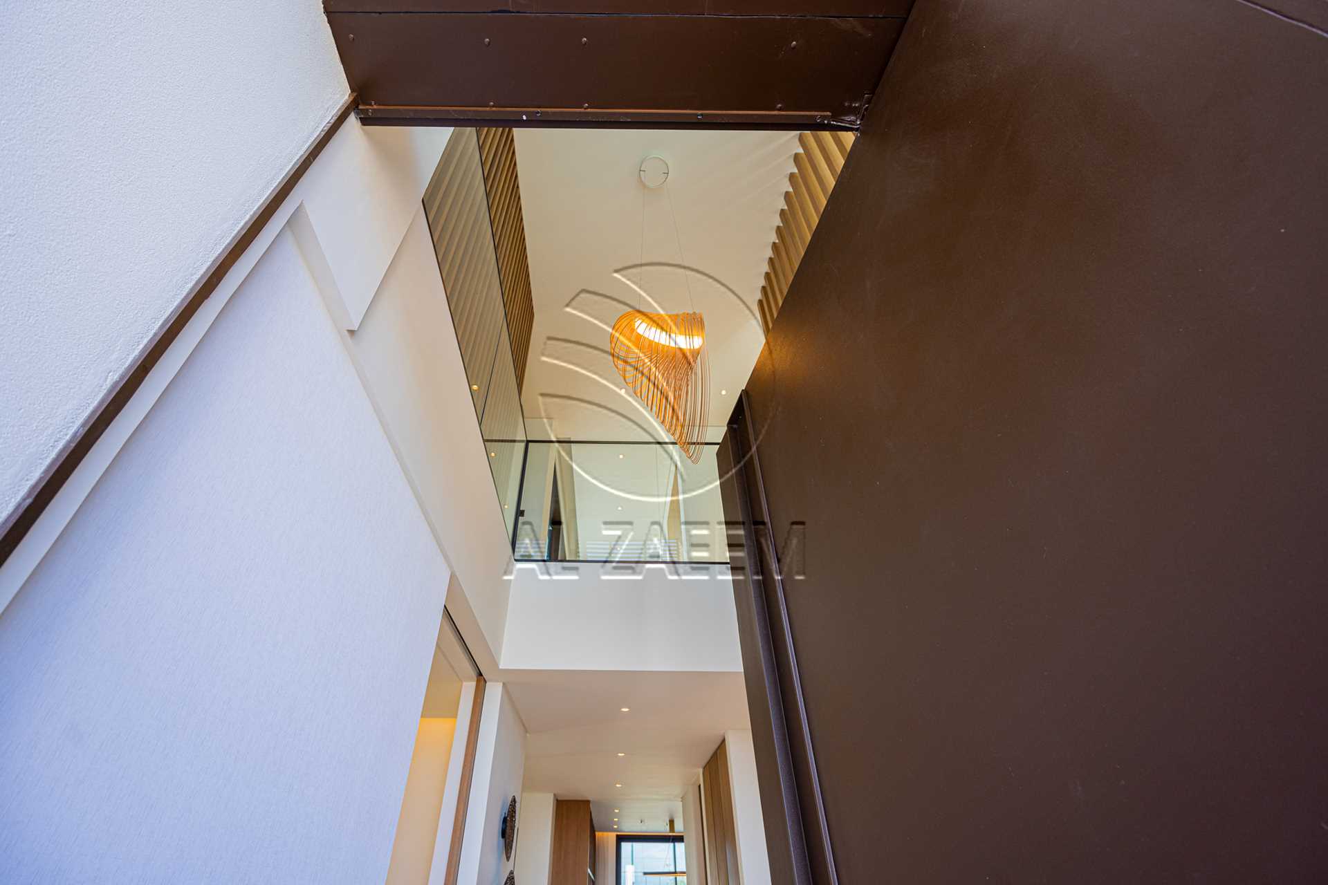 √Luxury Living | High Ceiling | Single Row Corner√