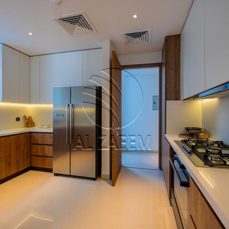 √Luxury Living | High Ceiling | Single Row Corner√