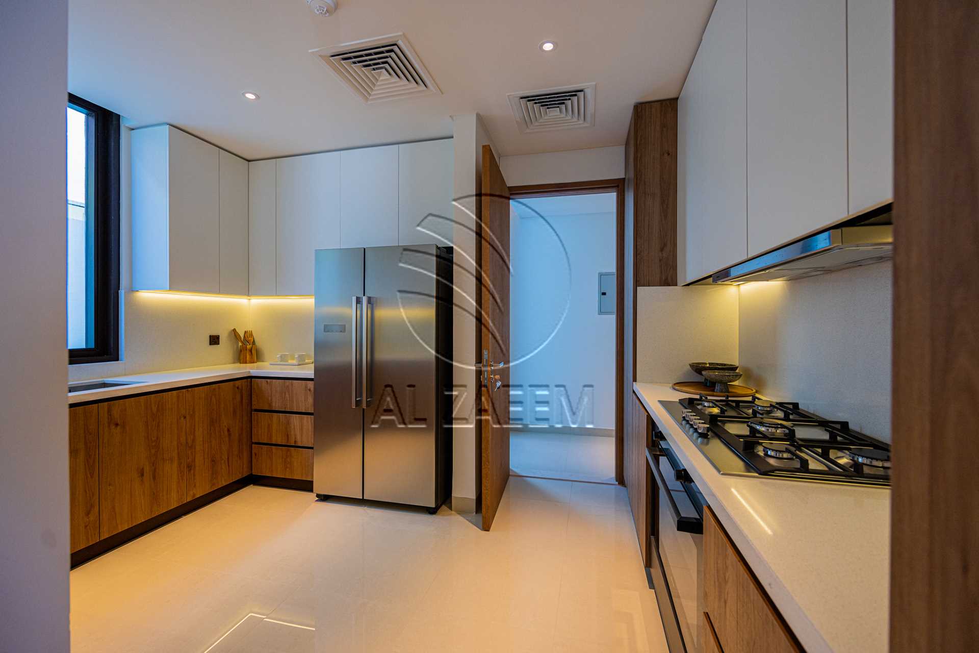 √Luxury Living | High Ceiling | Single Row Corner√