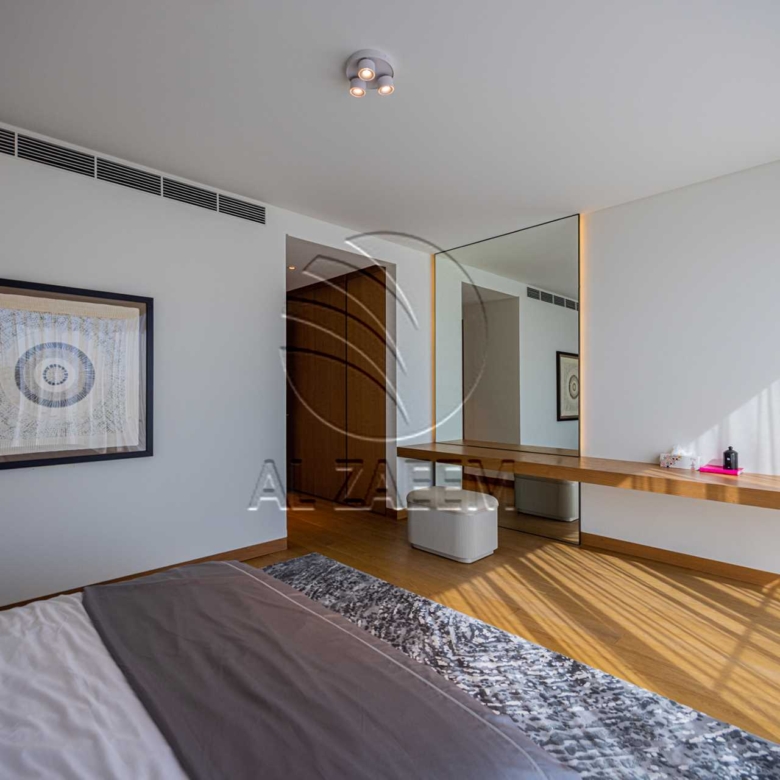 √Luxury Living | High Ceiling | Single Row Corner√