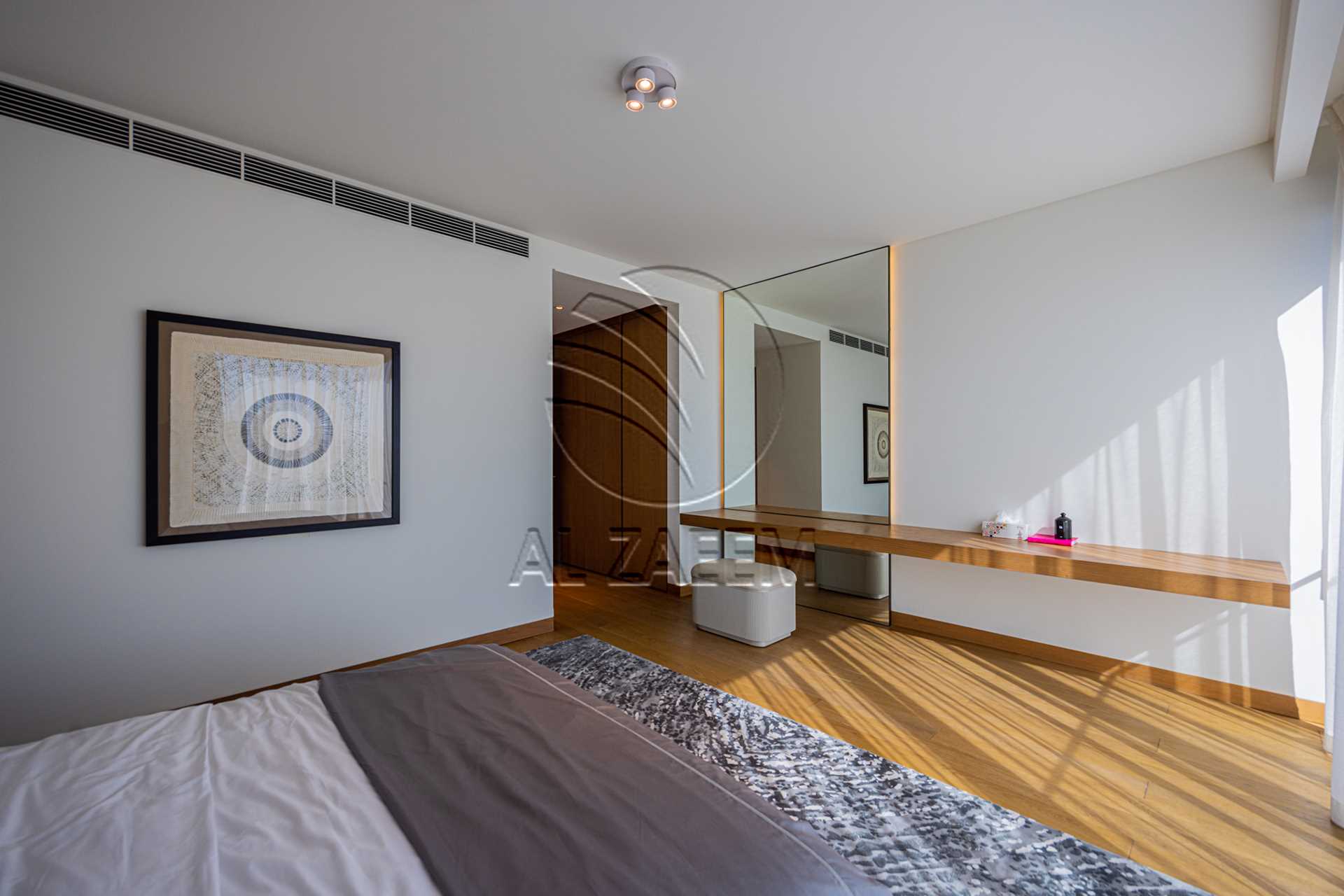 √Luxury Living | High Ceiling | Single Row Corner√