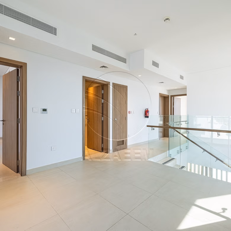 √Huge Corner Unit | VACANT | Steps from the Park√