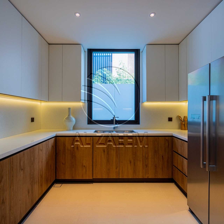 √Luxury Living | High Ceiling | Single Row Corner√