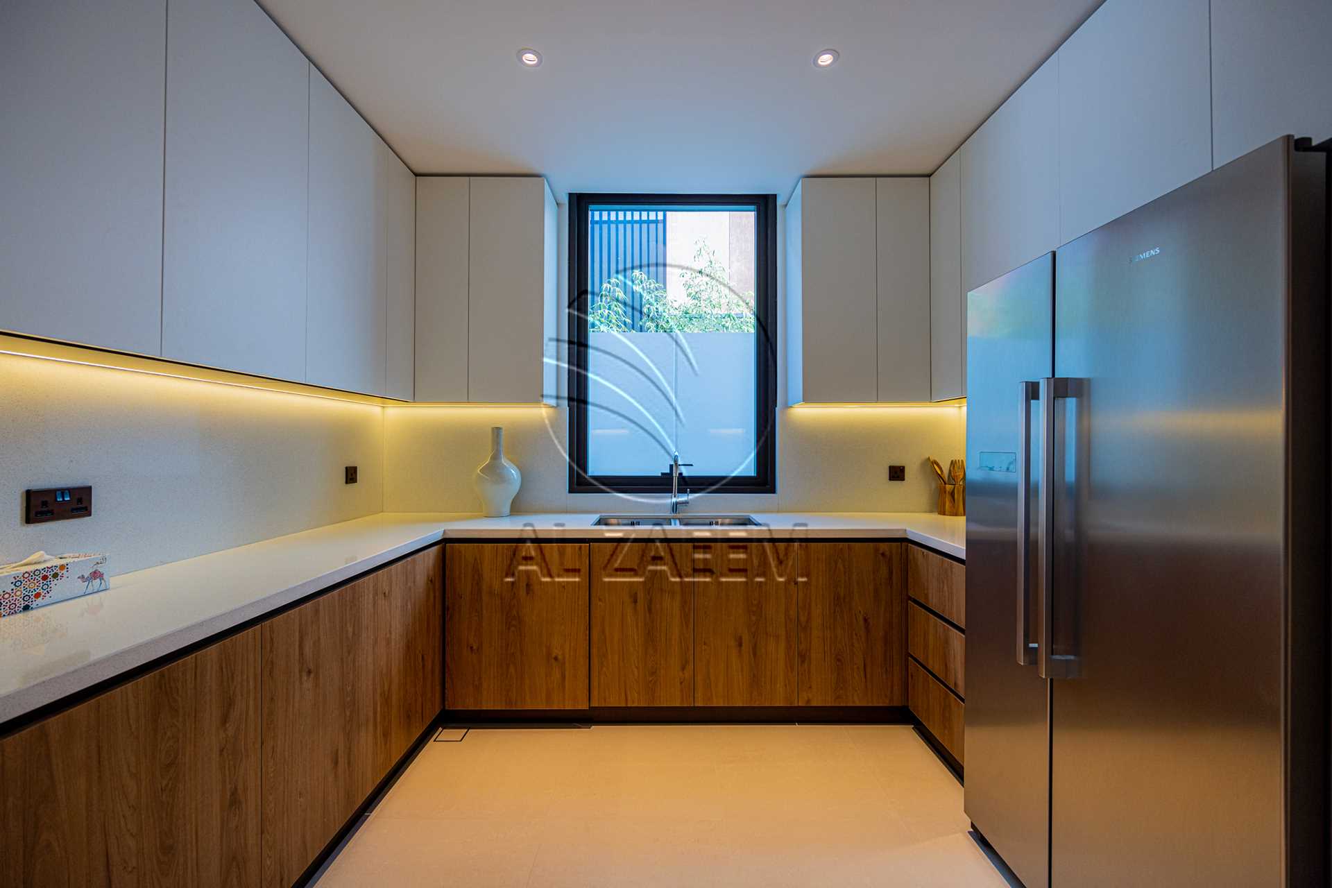 √Luxury Living | High Ceiling | Single Row Corner√