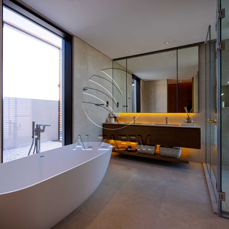 √Luxury Living | High Ceiling | Single Row Corner√