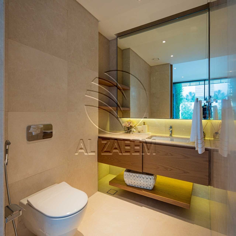 √Luxury Living | High Ceiling | Single Row Corner√