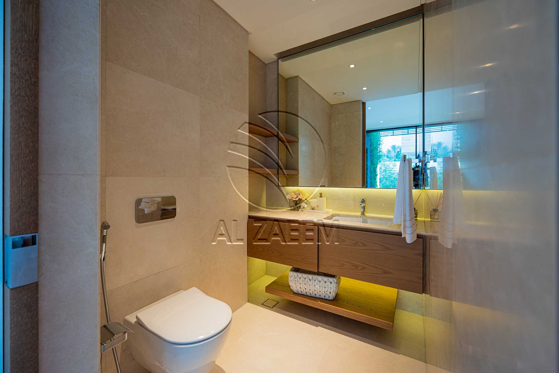 √Luxury Living | High Ceiling | Single Row Corner√