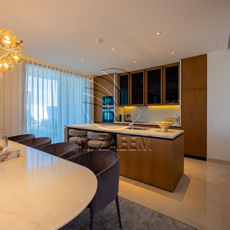 √Luxury Living | High Ceiling | Single Row Corner√