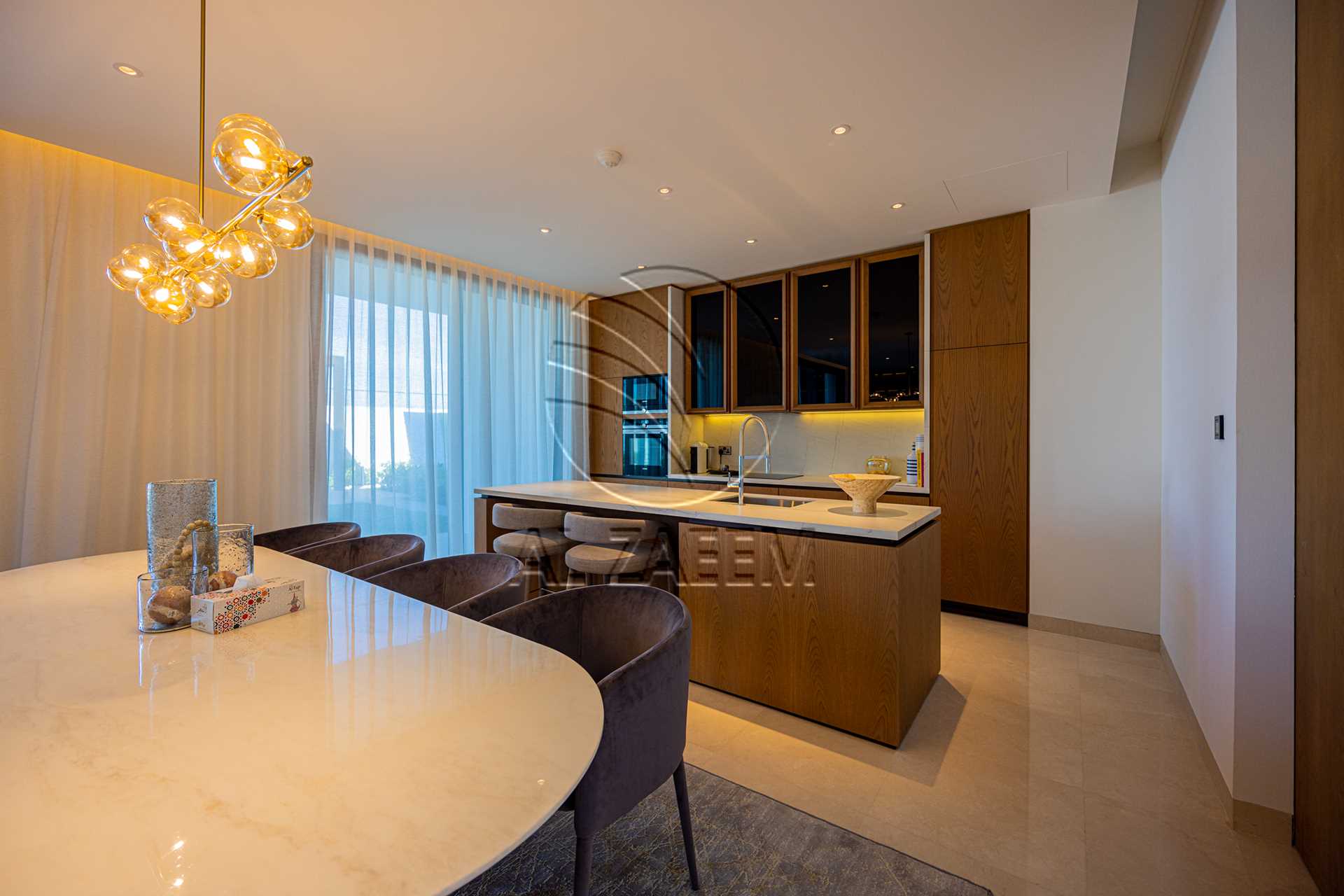 √Luxury Living | High Ceiling | Single Row Corner√