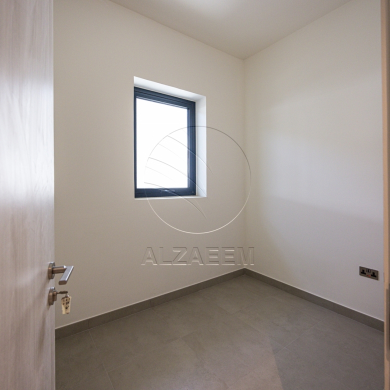 VACANT! 3BR TH | Prime Location | Modern Design
