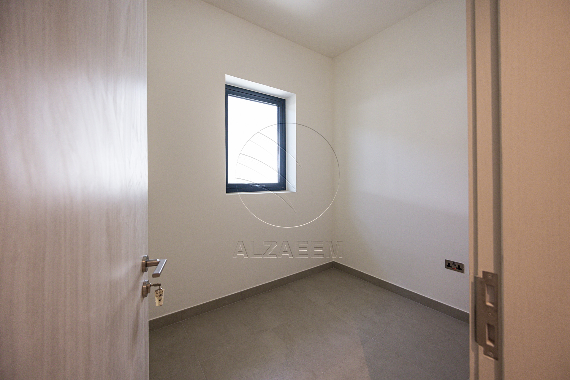 VACANT! 3BR TH | Prime Location | Modern Design