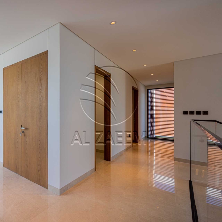 √Luxury Living | High Ceiling | Single Row Corner√