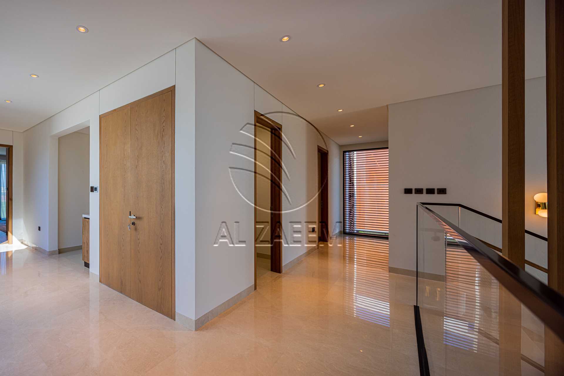 √Luxury Living | High Ceiling | Single Row Corner√