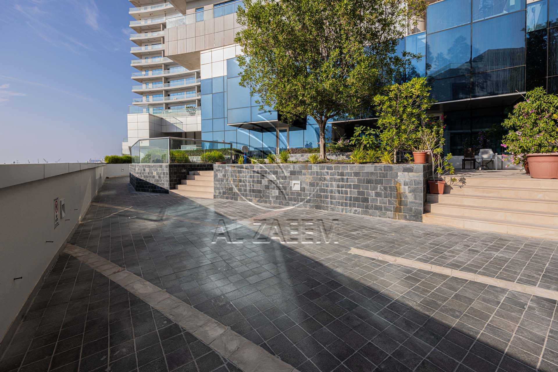 √Ideal for Business | Direct Access to Main Road√