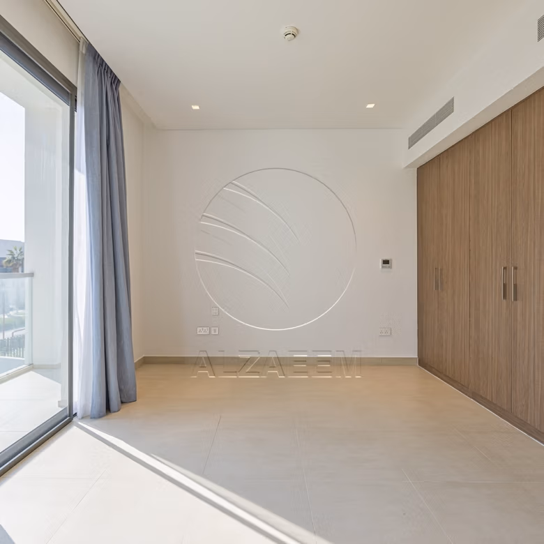 √Huge Corner Unit | VACANT | Steps from the Park√