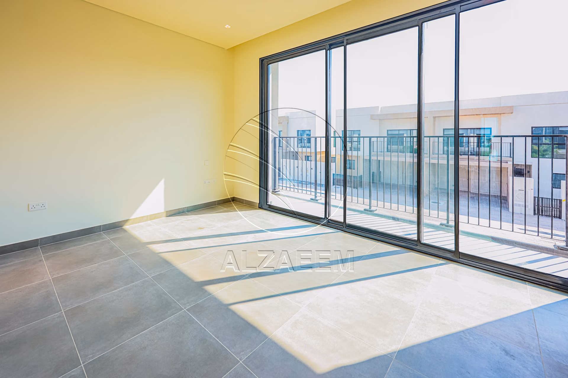 √ HOT! Single Row – Mid Unit | VACANT √